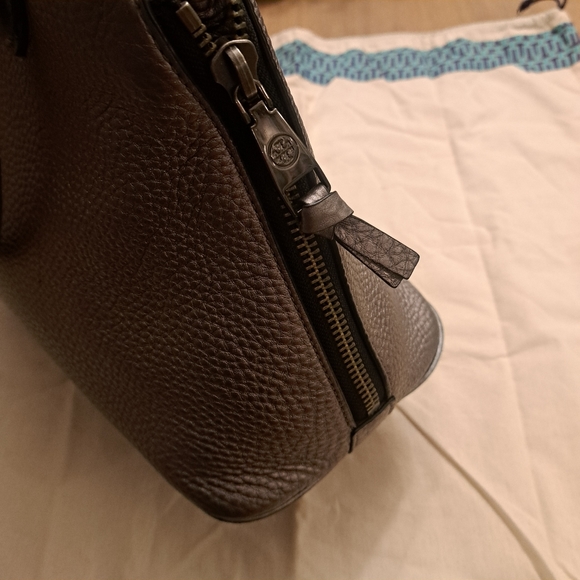 TORY BURCH ROBINSON OPEN DOME SATCHEL IN GUNMETAL PEBBLED LEATHER - Picture 9 of 12